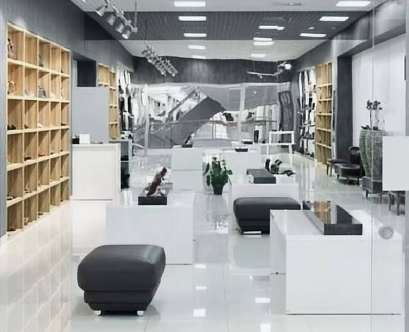 electrician-installing-air-conditioning-unit-on-a-RKEU23C (1)